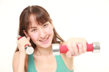 dumbbll egzersiz yaparak kadın