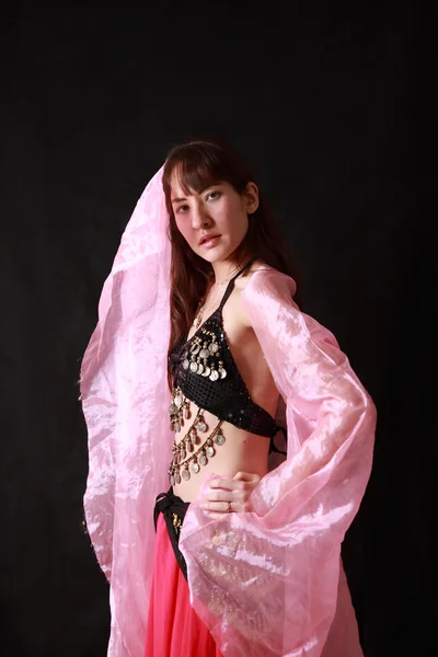 Bailarina del vientre sobre fondo negro —  Fotos de Stock