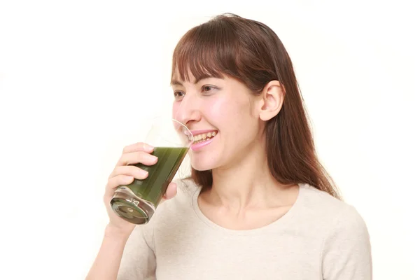 Mujer joven con jugo de verdura verde —  Fotos de Stock