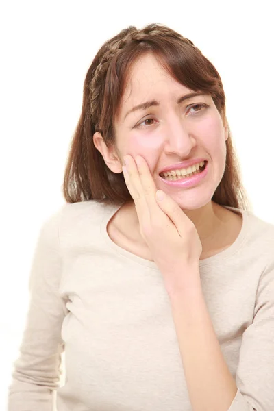 Jeune femme souffre de maux de dents — Photo