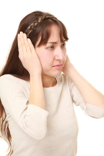 Giovane donna soffre di rumore — Foto Stock