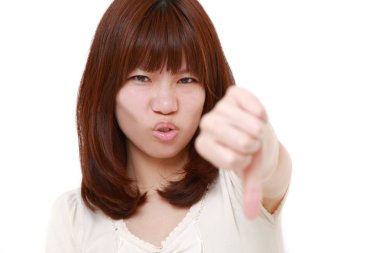 Başparmak aşağı jest kadınla