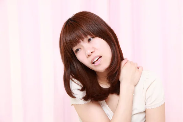 Młoda Japońska kobieta cierpi na ból szyi — Zdjęcie stockowe