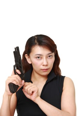 kadın bir tabanca ile