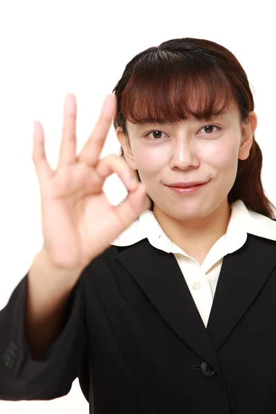 Asiática mujer de negocios mostrando perfecto signo — Foto de Stock