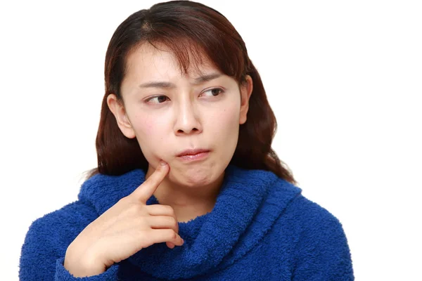 Mujer asiática se preocupa por algo —  Fotos de Stock