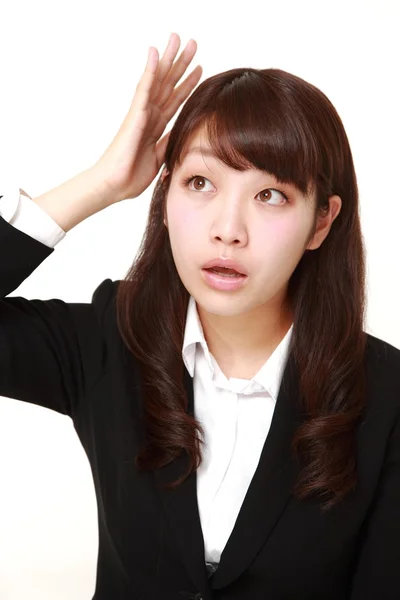 Joven mujer de negocios japonesa ha perdido la memoria — Foto de Stock