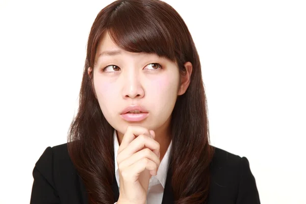 Junge japanische Geschäftsfrau sorgt sich um etwas — Stockfoto