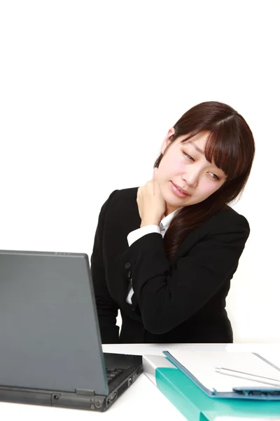 Japonesa mujer de negocios sufre de dolor de cuello —  Fotos de Stock