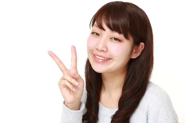 Young Japanese woman showing a victory sign — Stock Photo, Image