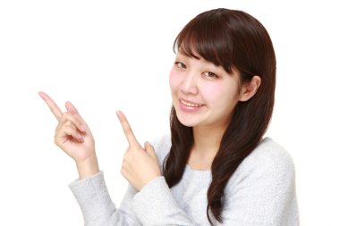 sunulması ve bir şey gösterilen genç Japon kadın