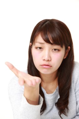 öfkeli kadın bir şey istekler