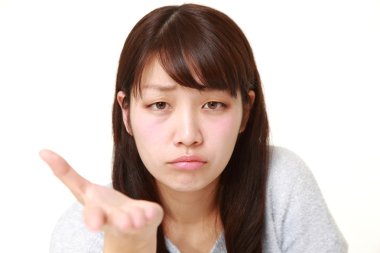 öfkeli kadın bir şey istekler