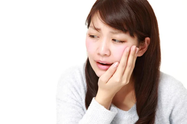 Jovem mulher japonesa sofre de dor de dente — Fotografia de Stock