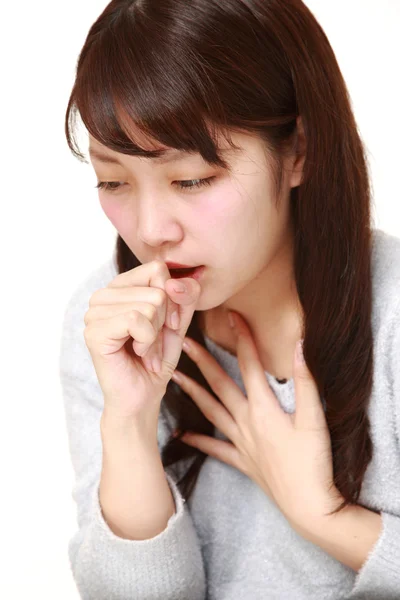 Молодая японская женщина кашляет — стоковое фото