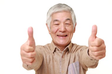 başparmak yukarıya jest ile üst düzey Japon adam