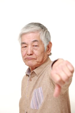 başparmak aşağı hareketi ile üst düzey Japon adam