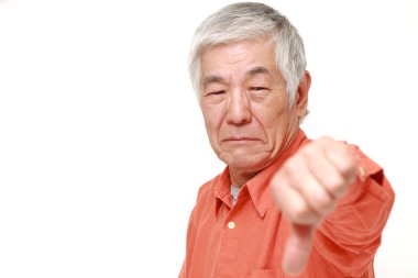 başparmak aşağı hareketi ile üst düzey Japon adam