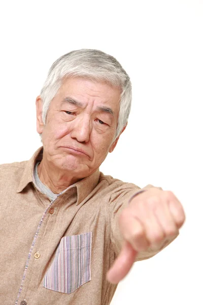 Senior japonés hombre con los pulgares hacia abajo gesto — Foto de Stock