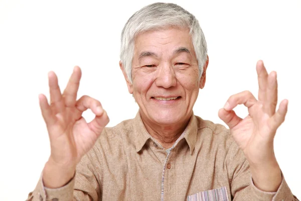 Sênior japonês homem mostrando perfeito sinal — Fotografia de Stock