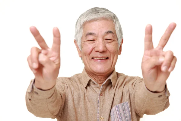 Sênior japonês homem mostrando um sinal de vitória — Fotografia de Stock