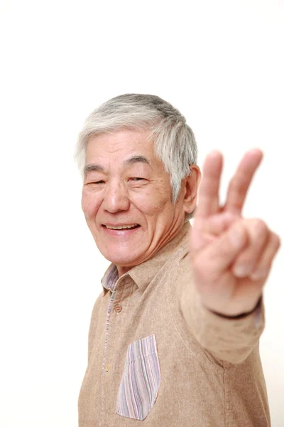 Senior japonés hombre mostrando un signo de victoria —  Fotos de Stock