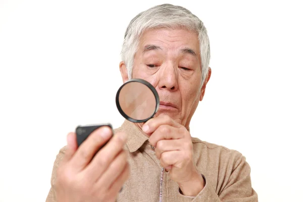 Senior japonés hombre con presbicia — Foto de Stock