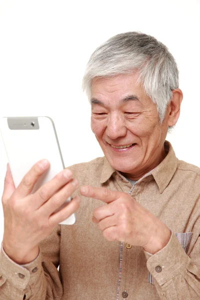 Homem japonês sênior usando computador tablet — Fotografia de Stock