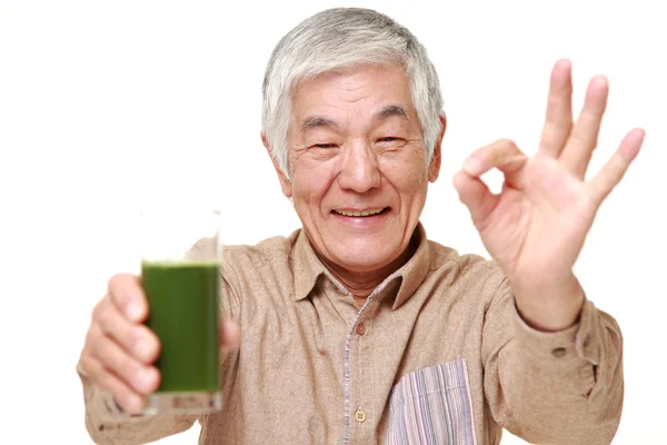 Senior japonés hombre con verde vegetal jugo —  Fotos de Stock