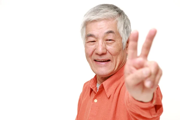 Sênior japonês homem mostrando um sinal de vitória — Fotografia de Stock