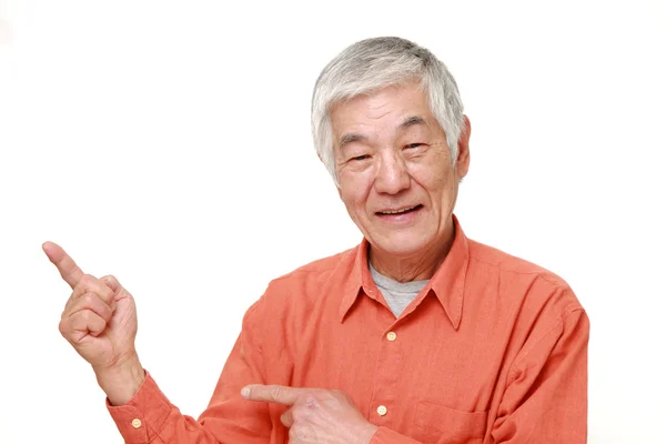 Sênior japonês homem apresentando e mostrando algo — Fotografia de Stock