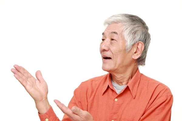 Sênior japonês homem apresentando e mostrando algo — Fotografia de Stock