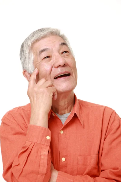 Senior giapponese uomo pensa a qualcosa — Foto Stock