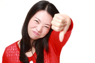 Başparmak aşağı jest kadınla