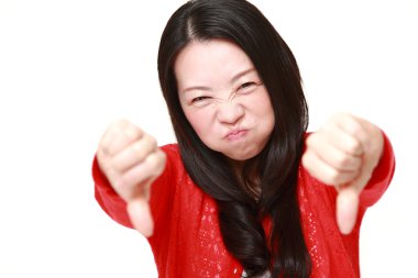 Başparmak aşağı jest kadınla