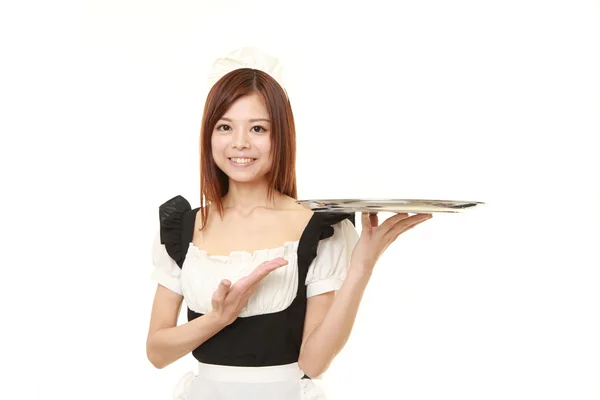 Junge Japanerin trägt französisches Dienstmädchenkostüm mit Tablett — Stockfoto