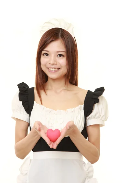Νέα ιαπωνική γυναίκα που φοράει Γαλλικά καμαριέρα κοστούμι με ροζ καρδιά — Φωτογραφία Αρχείου