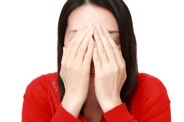 Kvinna täcka sitt ansikte med händer — Stockfoto