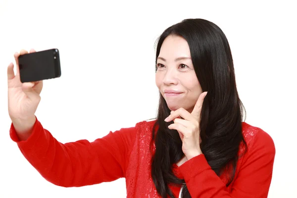 Japansk kvinna tar en selfie — Stockfoto
