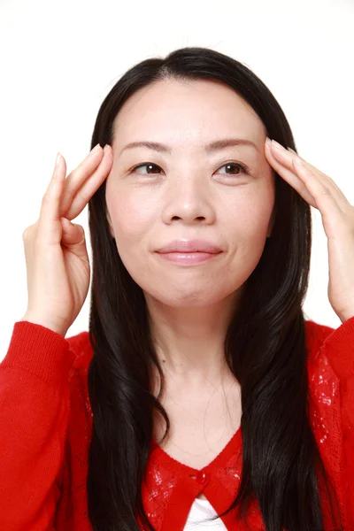 Japonská žena, která dělá vlastní masáž hlavy — Stock fotografie
