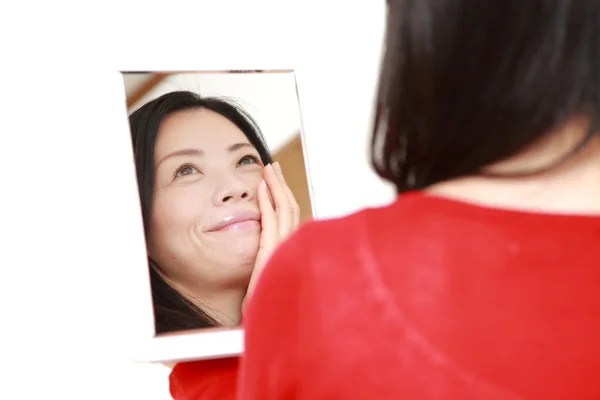 Jonge Japanse vrouw zorgen over droge, ruwe huid — Stockfoto