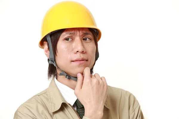 Jonge Japanse bouwvakker maakt zich zorgen over iets — Stockfoto