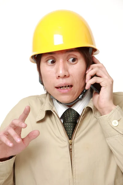 Japonés hombre habla con inteligente teléfono sorprendido — Foto de Stock