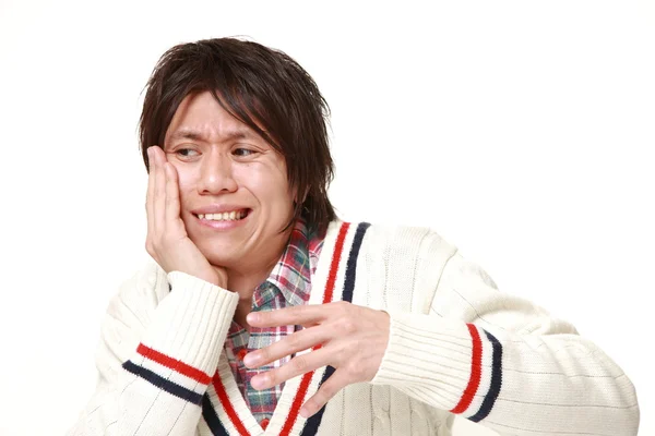 Joven japonés hombre sufre de dolor de muelas —  Fotos de Stock