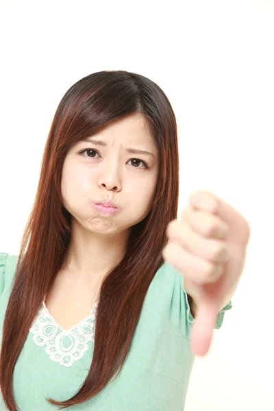 Joven japonesa mujer con los pulgares hacia abajo gesto —  Fotos de Stock