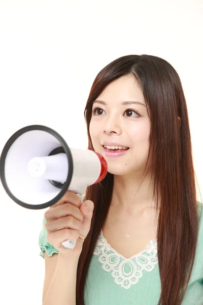 日本年轻女性用扩音器 — 图库照片