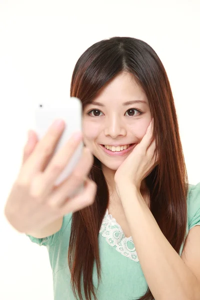 Japanerin macht ein Selfie — Stockfoto