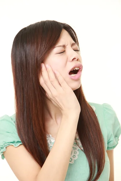Mladá japonská žena trpí bolest zubů — Stock fotografie