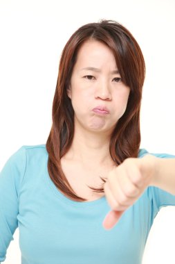 Orta yaşlı Japon işkadını başparmak aşağı hareketi ile