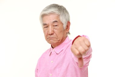 başparmak aşağı hareketi ile üst düzey Japon adam